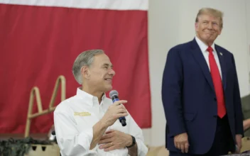 Texas Gov. Abbott Endorses Trump After Former President’s US–Mexico Border Visit