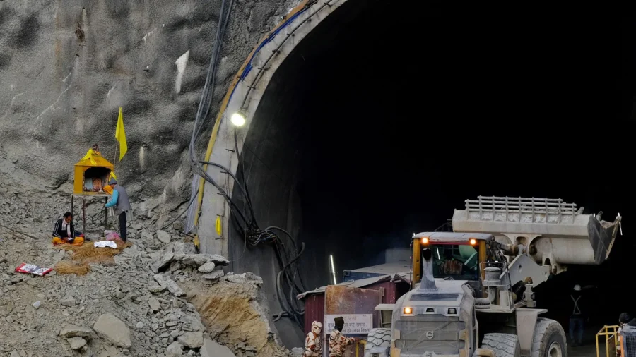 Drilling Snag Delays Rescue of 41 Men in Indian Tunnel