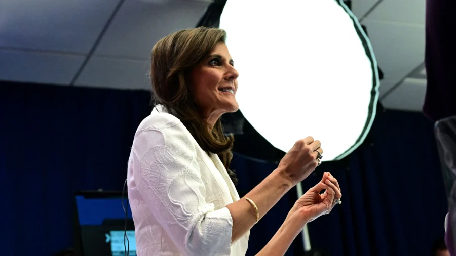 Koch Bros. Endorsement, Cash Boost Unlikely to Make a Difference for Haley: Analysis