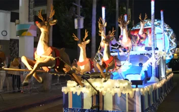 Hollywood Christmas Parade Hits Tinseltown