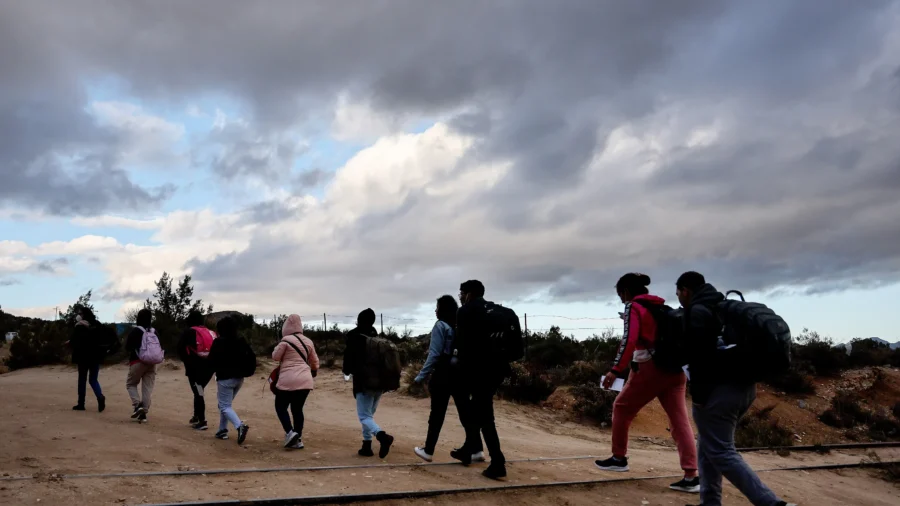 US Border Overwhelmed By 'Record-Breaking Numbers' as Illegal Immigrant Crisis Grows