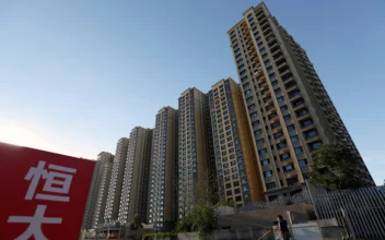 Moody’s Puts China on Downgrade Warning as Growth, Property Pressures Mount