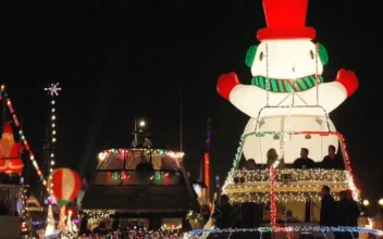 Christmas Boat Parades Arrive This Season!