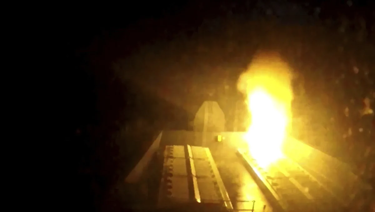 US Warship Shoots Down 14 Suspected Attack Drones Over the Red Sea | NTD