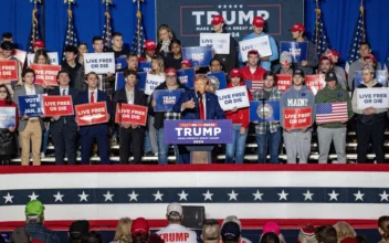 Trump Draws a Mega-Sized Crowd in Liberal New Hampshire Seacoast College Town