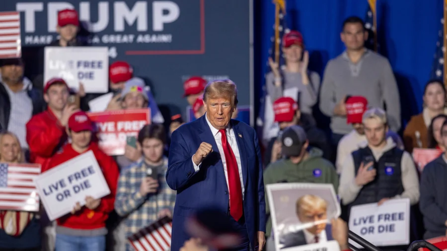 Trump Stressing Border Security, Foreign Policy, Economy in Battleground States as Iowa Caucuses Loom