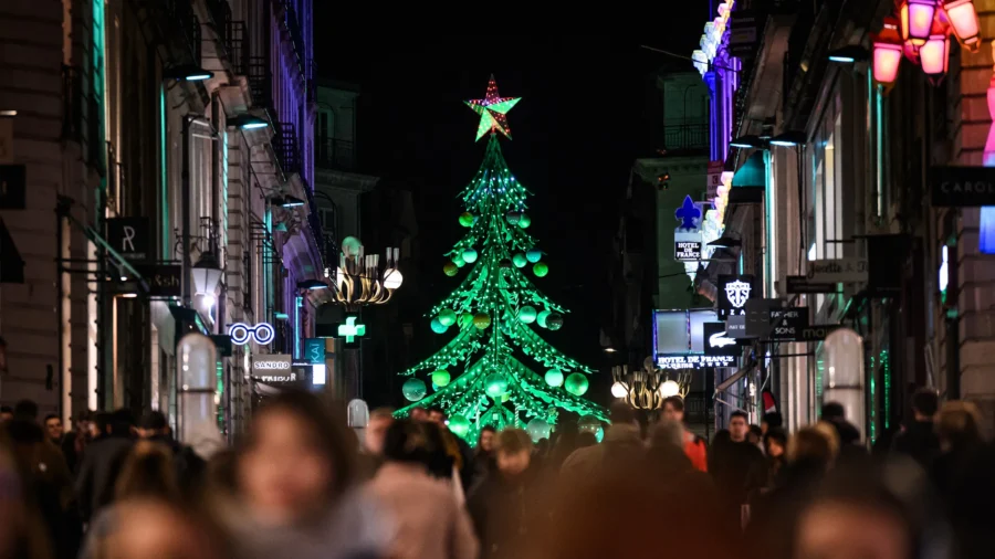 Holiday Party Etiquette: Do’s and Don’ts of Being a Great Guest or a Gracious Host
