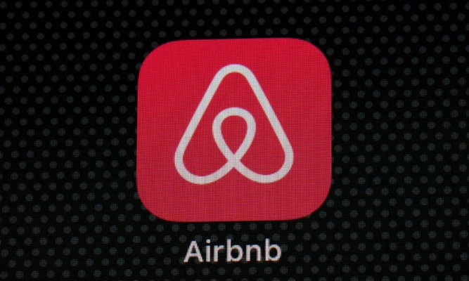 Airbnb Stocks Slump Amid Forecast for Slow Second Quarter