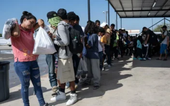 Texas Sends Illegal Immigrants on a Plane After Chicago Blocks Buses