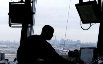 Feds Investigating Air Traffic Controller Fatigue After String of Near-Collisions