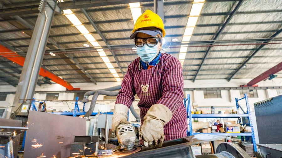 Two-Thirds of Chinese Earn Less Than $300 per Month: Top Chinese Economist