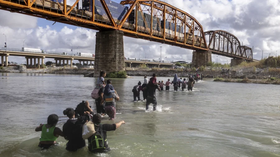 'A Lot of Special Interest Aliens' Crossing the Southern Border, Says Retired ICE Agent