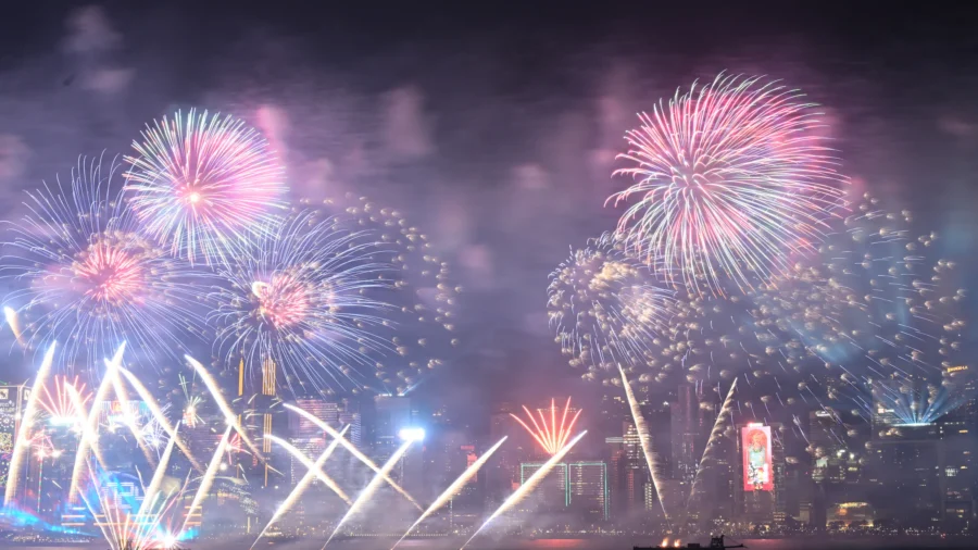 Fireworks Illuminate Skies Around the World to Mark New Year's Eve(1)
