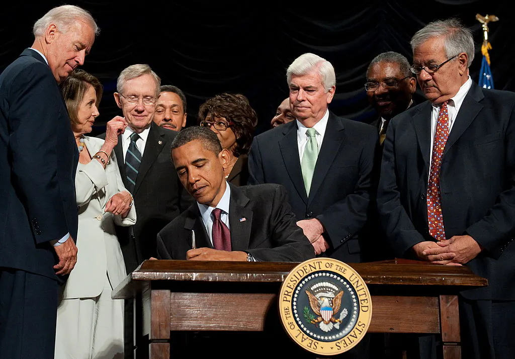 Us President Barack Obama Signs The Dodd