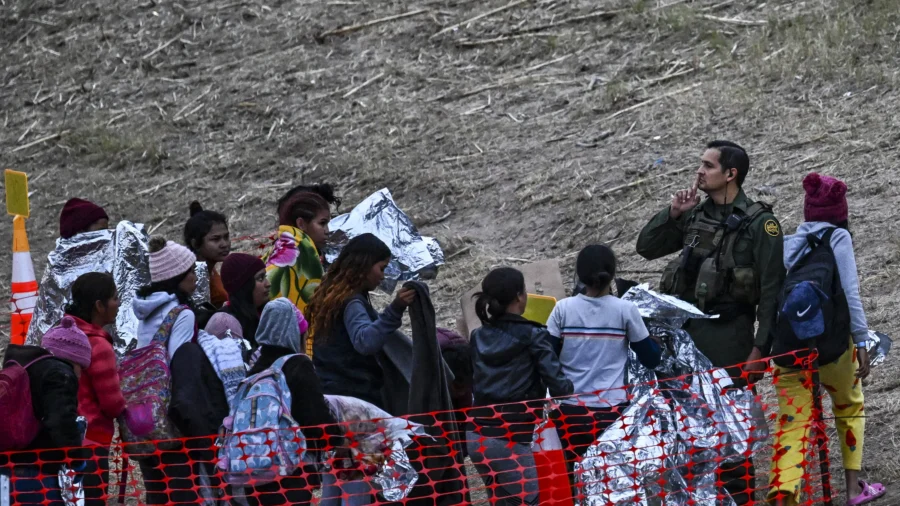 US Parole, Asylum Systems 'Sucking People Toward the Border,' Says Security, Immigration Expert