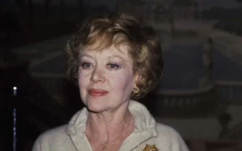 Glynis Johns, ‘Mary Poppins’ Star Who First Sang Sondheim’s ‘Send in the Clowns,’ Dies at 100