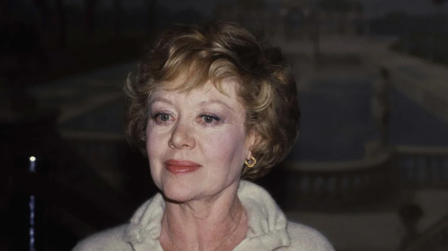 Glynis Johns, ‘Mary Poppins’ Star Who First Sang Sondheim’s ‘Send in the Clowns,’ Dies at 100
