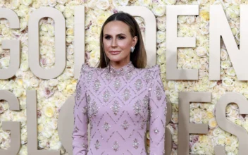E! Host Keltie Knight Crawls the Red Carpet After Losing Diamond at the Golden Globes