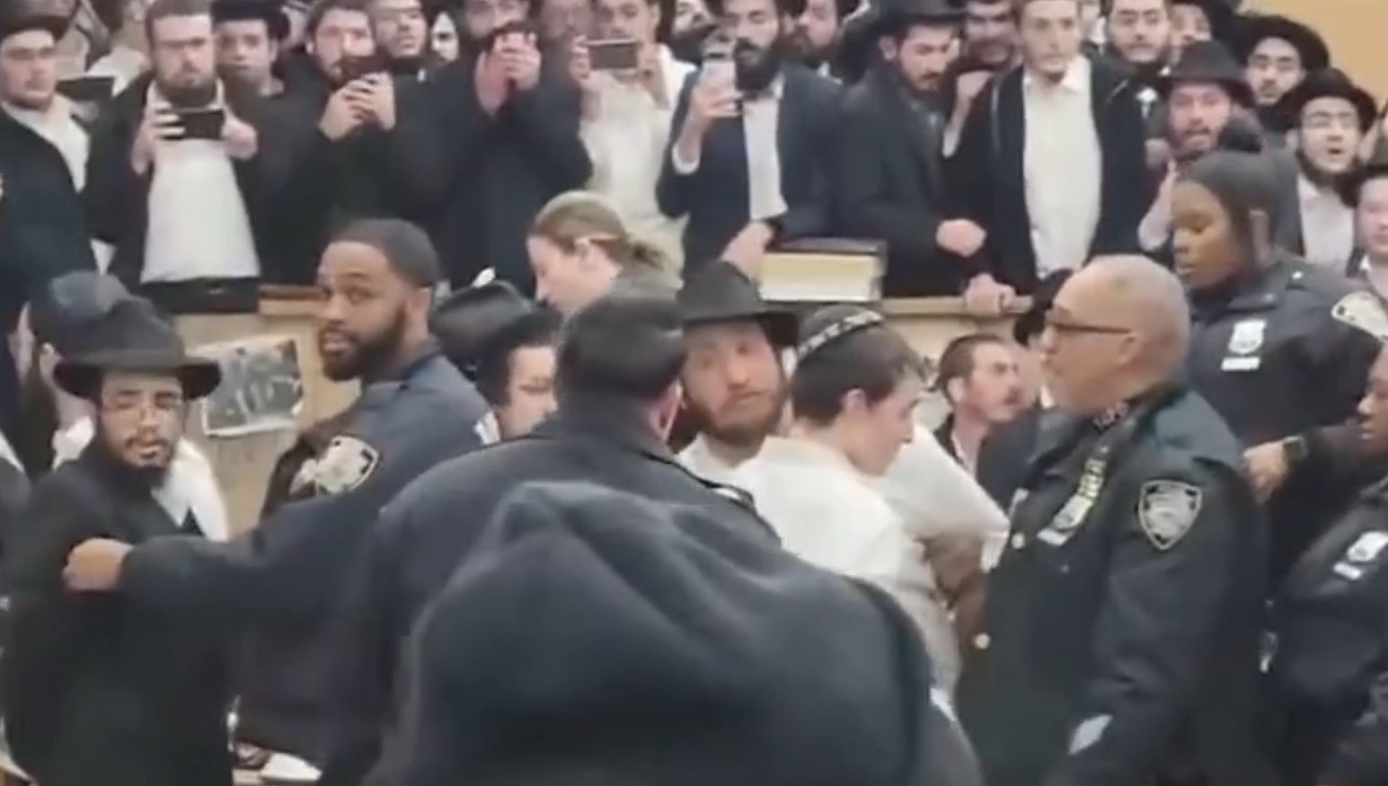 Secret Tunnel In NYC Synagogue Leads To Brawl, Arrests | NTD