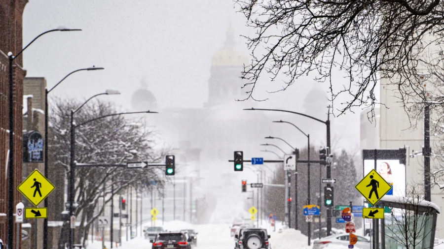 GOP Candidates Battle Freezing Weather in Final Push to Iowa Caucuses