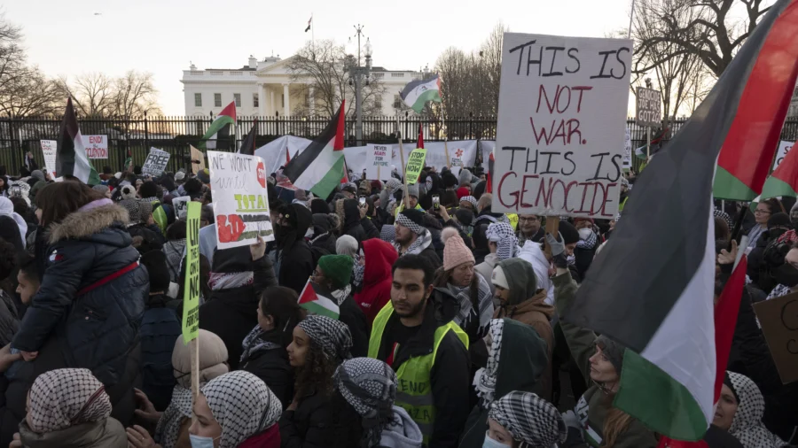 Pro-Palestinian Rioters Nearly Breach White House Gate in Clash With Police