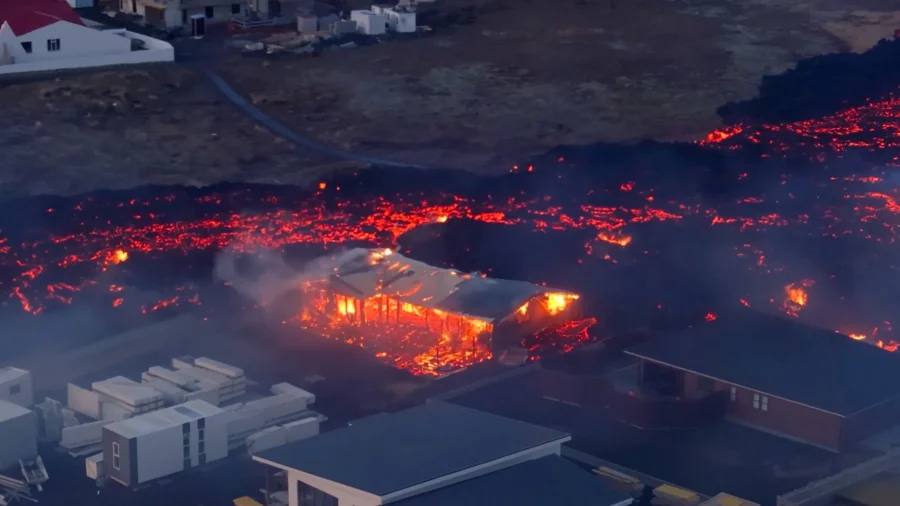 Iceland Volcano Recedes After ‘Black Day’ of Town Fires