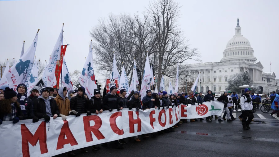 Thousands of Pro-Lifers Brave Snow in Washington for Annual 'March for Life'