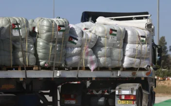 Humanitarian Aid Chaos and Hostage Mediation Controversy in Gaza