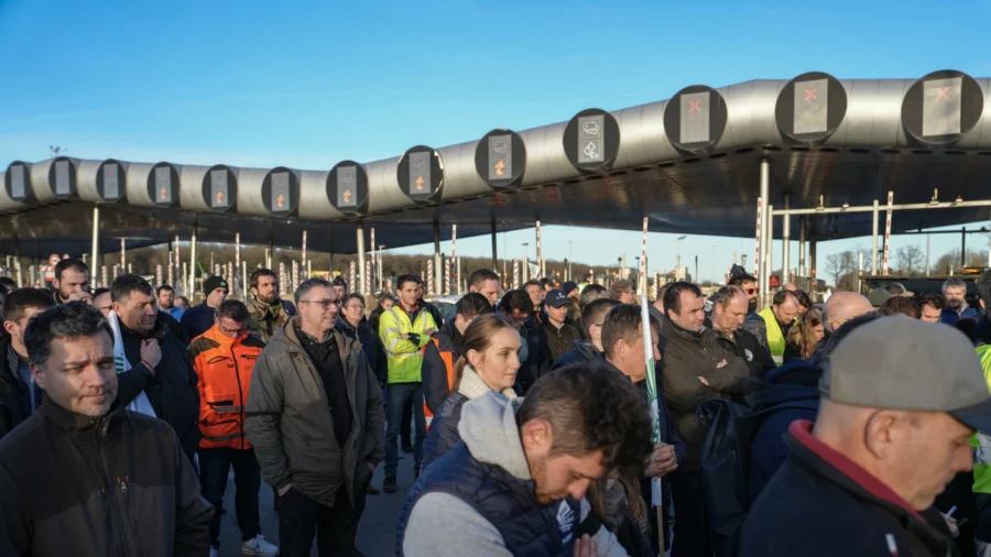 Protesting French Farmers Head Toward Paris on Tractors