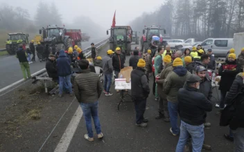 French Farmers Aim to Put Paris ‘Under Siege’ in Tractor Protest; Climate Activists Hurl Soup at ‘Mona Lisa’