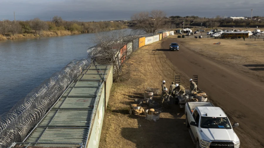 Authorities From Florida, Texas Reportedly Save Migrant Girl from Rio Grande