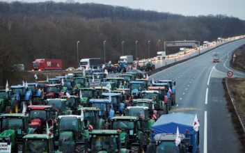 French Government Announces New Measures to Calm Farmers’ Protests, as Barricades Squeeze Paris for 2nd Day
