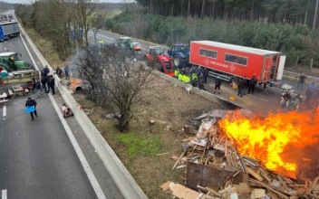 European Farmers Block Dutch–Belgian Border, Occupy Roads in Greece as Protests Spread