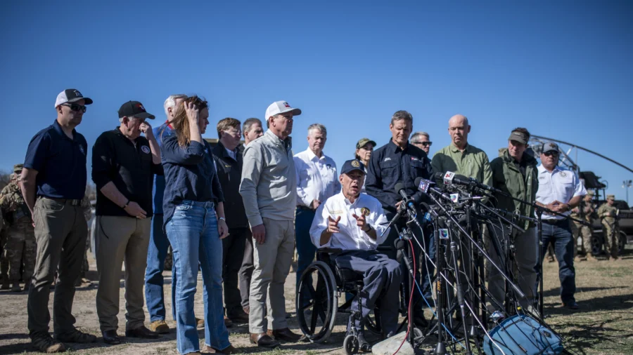 Over a Dozen GOP Governors Visit Texas Amid Border Clash With Federal Government