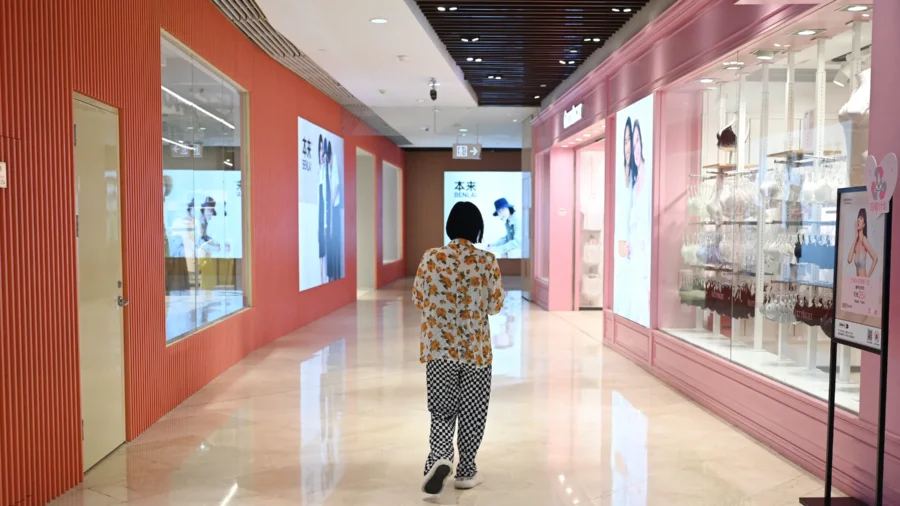 Shopping Hubs in Beijing, Shanghai, Shenzhen Clear Out as Business Suffers