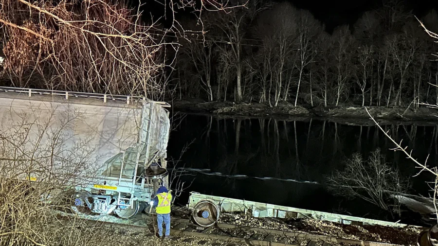 10 Cars of Cargo Train Carrying Cooking Oil and Plastic Pellets Derail. Two Land in New York River