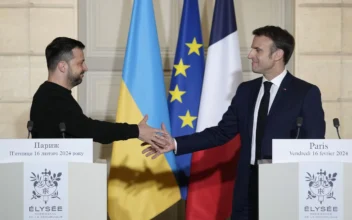 Zelenskyy Visits Paris, Meets Macron