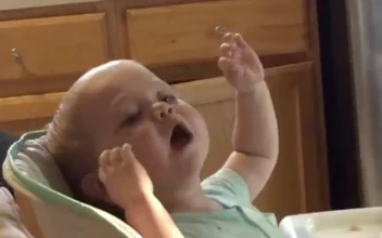 Baby Helps Dad Sing US National Anthem