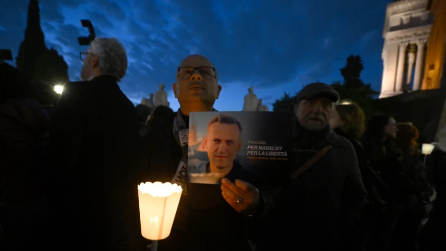 Italian Politicians Organize Navalny Vigil