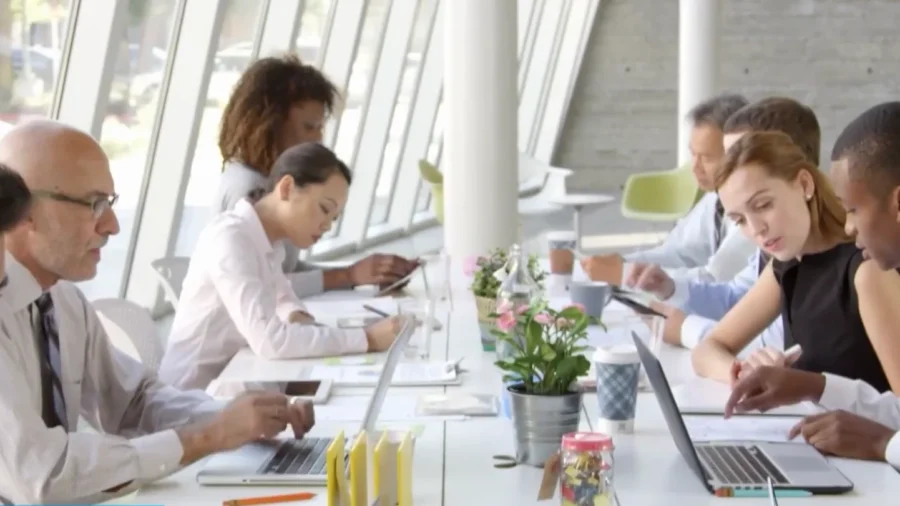 Hybrid Work Schedule Ideal Middle Ground Amid Office Return Mandates: Expert
