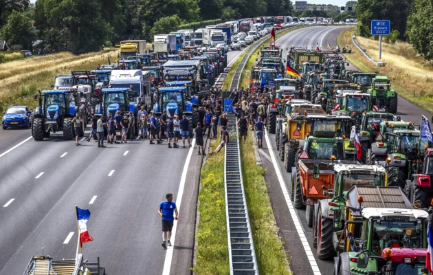 Convoy of Tractors Reaches Ministry of Agriculture in Madrid