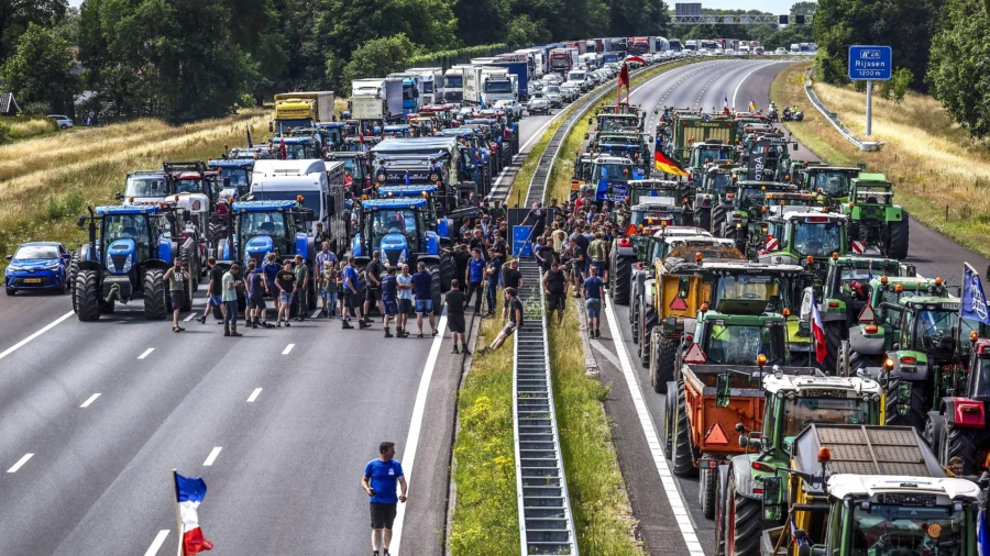 Convoy of Tractors Reaches Ministry of Agriculture in Madrid