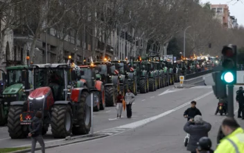 Video: Farmers’ Tractor Convoy Converges on Spain’s Ministry of Agriculture in Madrid