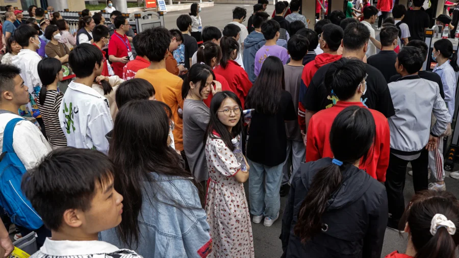 Experts Analyze Why Fewer Chinese Students Study Abroad