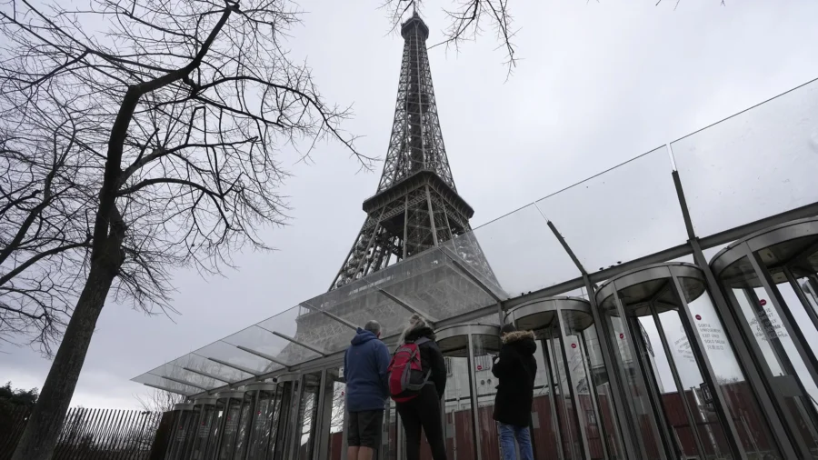 Eiffel Tower Reopens to Visitors After 6-day Closure Due to Employee Strike