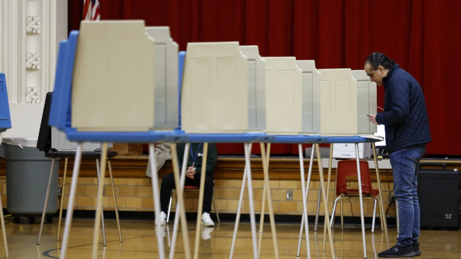 Michigan Voters Head to Polls for Primaries