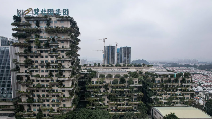 Shanghai Residents Express Concern Over Real Estate Crisis