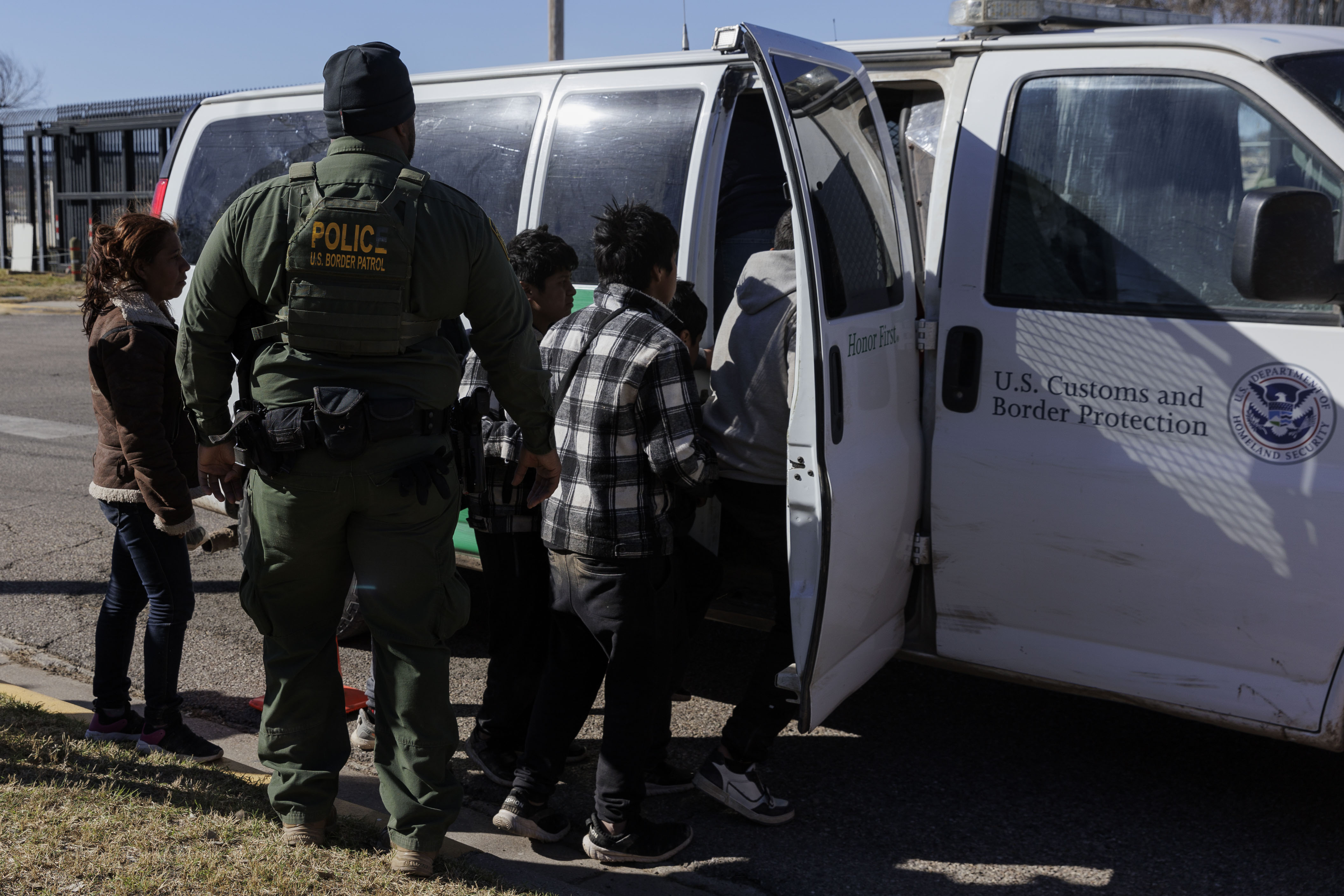 Federal Judge Blocks New Texas Law To Arrest Illegal Immigrants | NTD