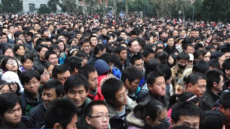 Heated Job Competition Amid China's Economic Downturn