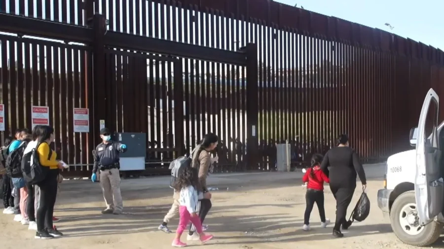 Illegal Immigrants Tell NTD About Violence En Route to Southern Border